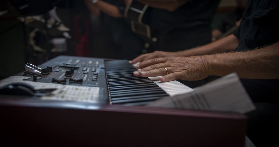 como aprender a tocar teclado